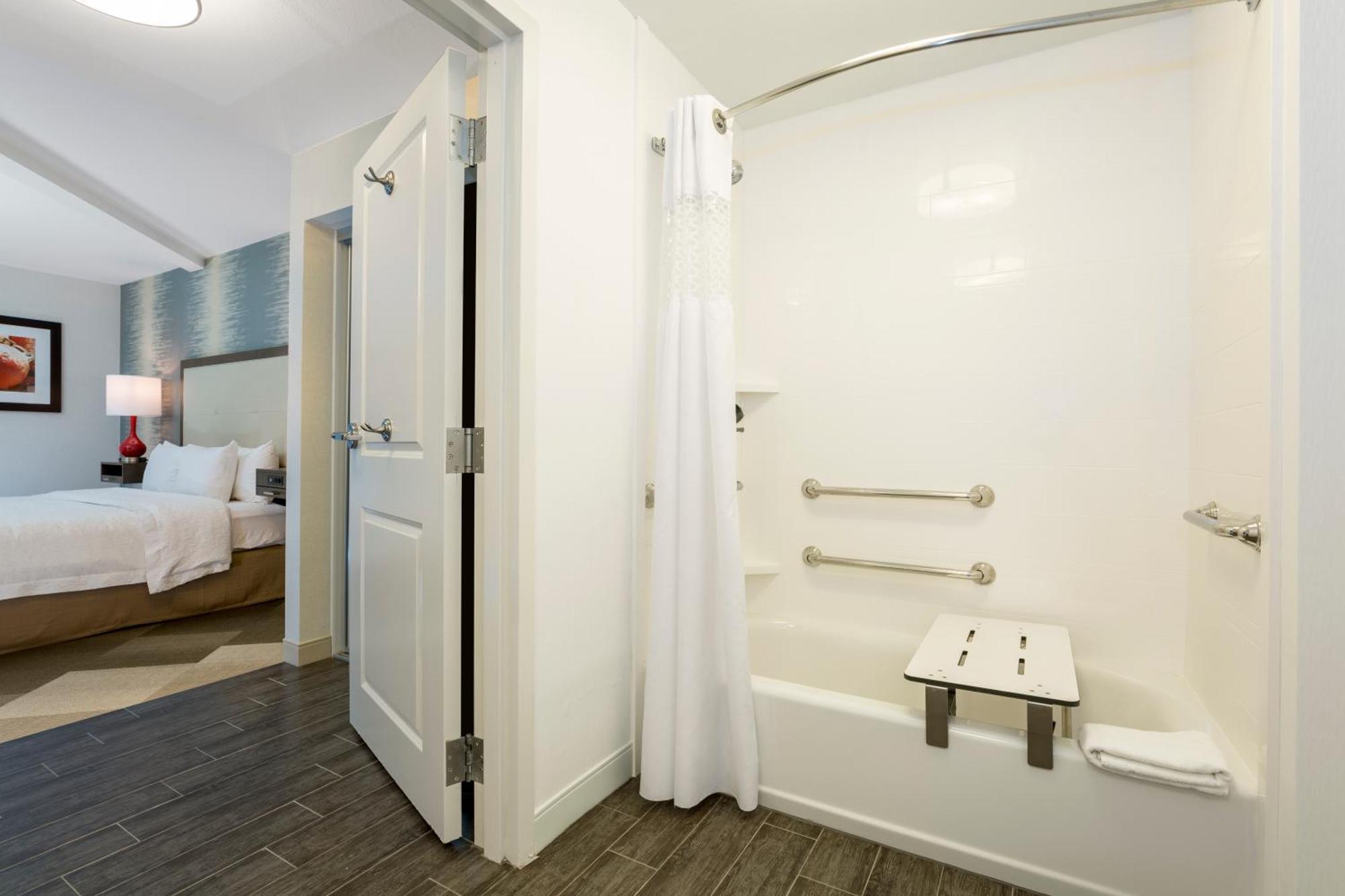 Double Room Two Queen Beds Bath Tub Mobility Hearing Access,1583084079:JPEG